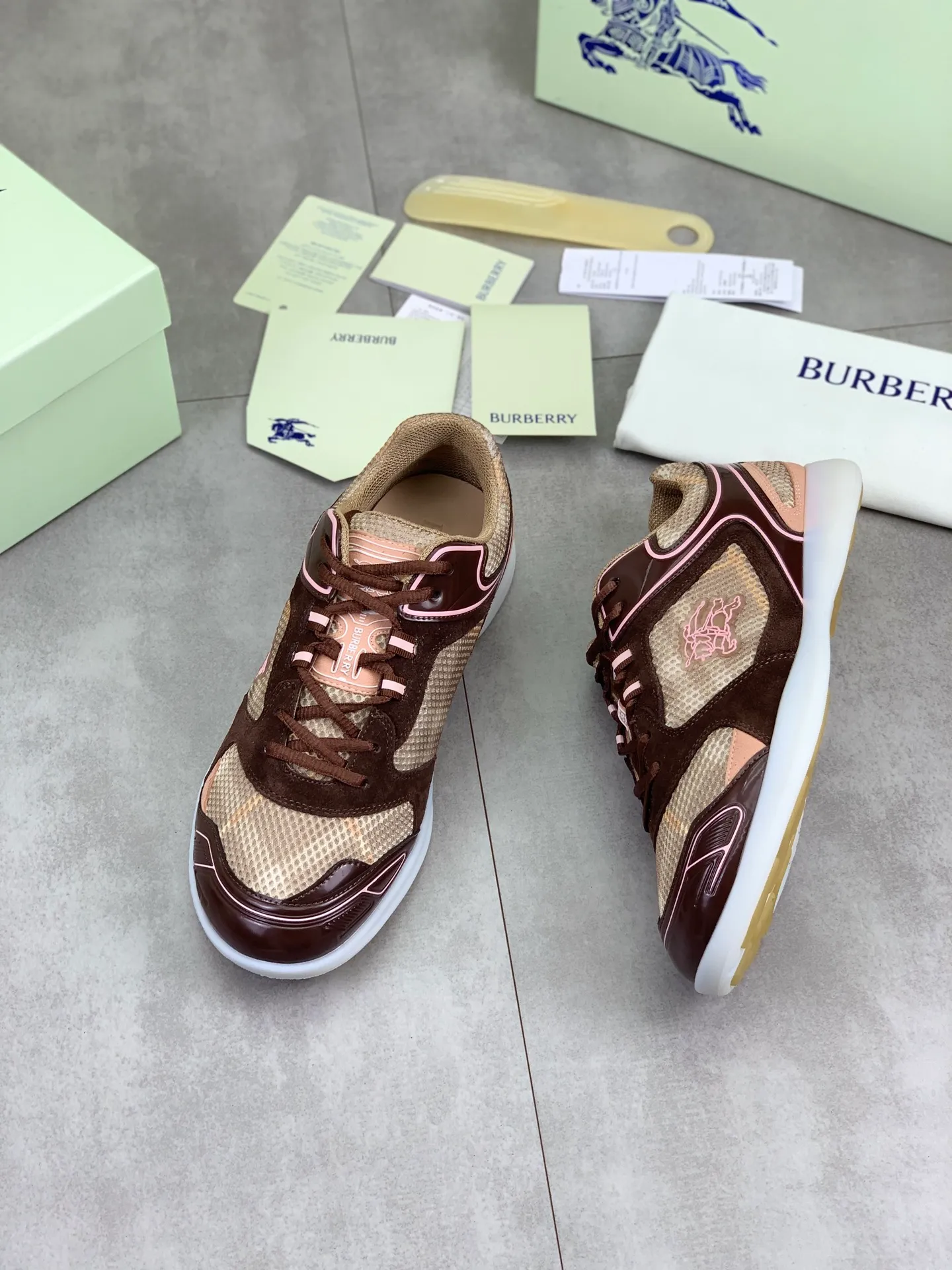 Factory price P720 [BURBERRY] Burberry - High-end quality original order - Upper: imported 🔝 original material - Inner lining: cowhide lining, feet; water-dyed cowhide - Outsole: ultra-light TPR rubber; two-color molded outsole - Ultra-high quality control·Fine workmanship: highlighted (high-end·nobility·grade) -Size: 36-46 for men and women Color: 4️⃣colors available